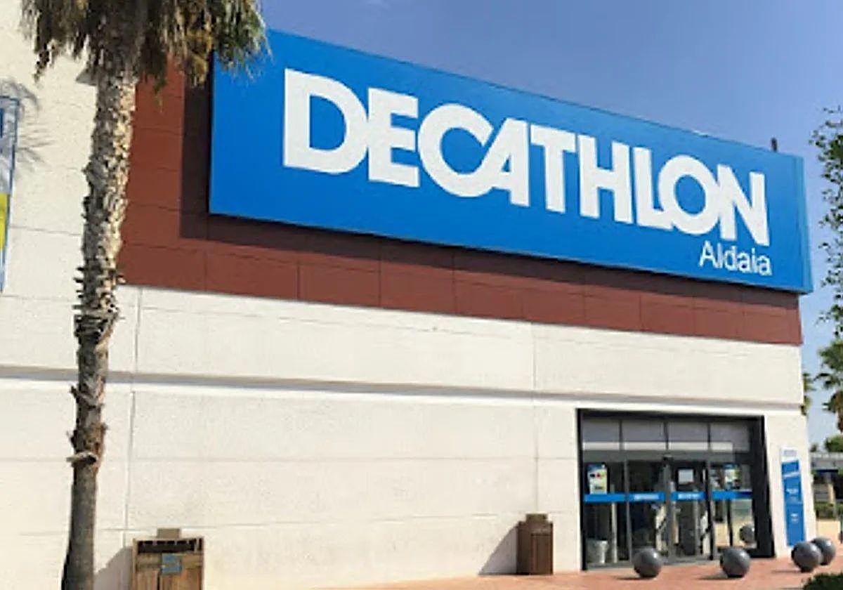 Tienda de Decathlon. Imagen de archivo.