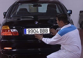 Colocación de una nueva matrícula de coche.