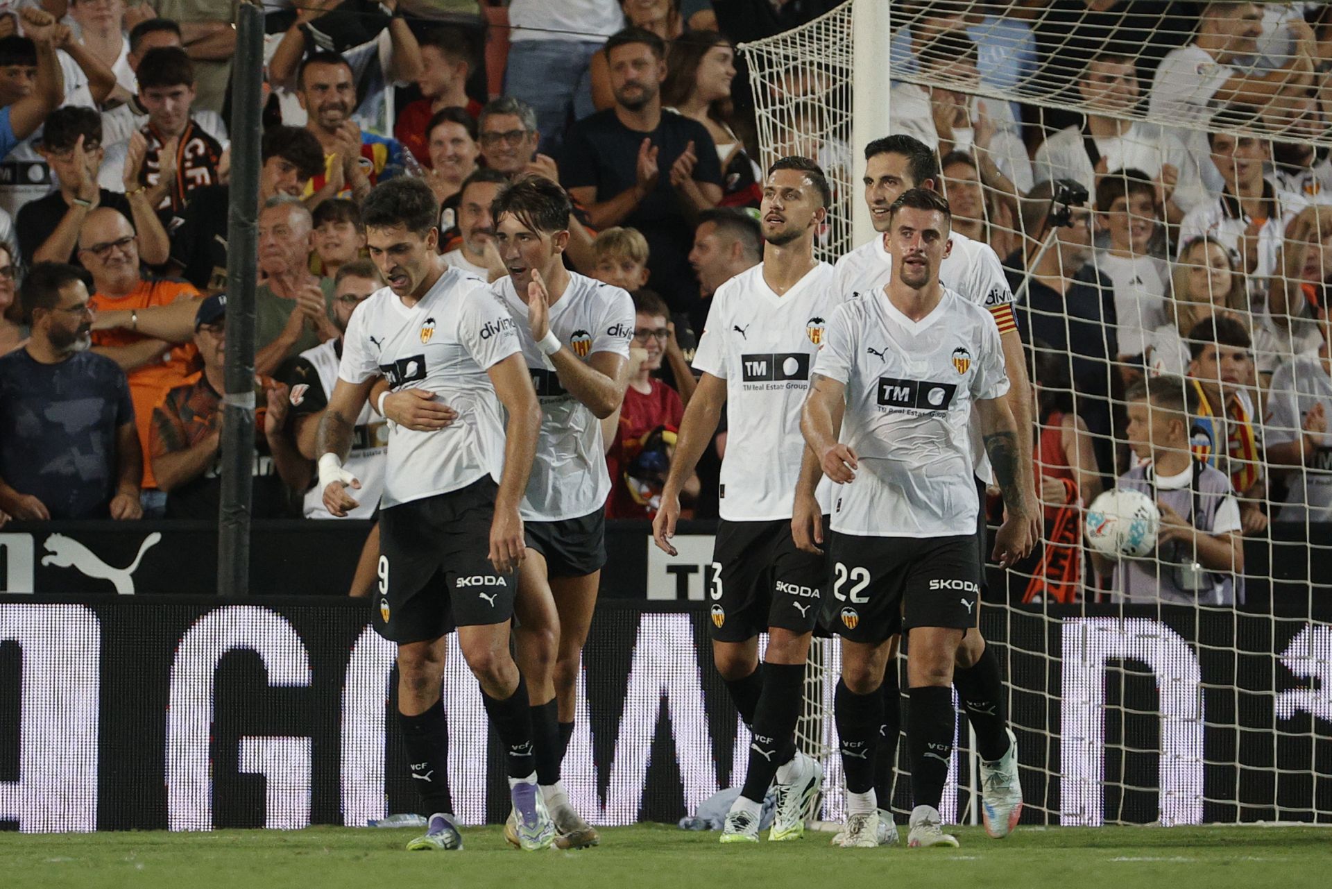 Los jugadores del Valencia celebran el tercer tanto del equipo.