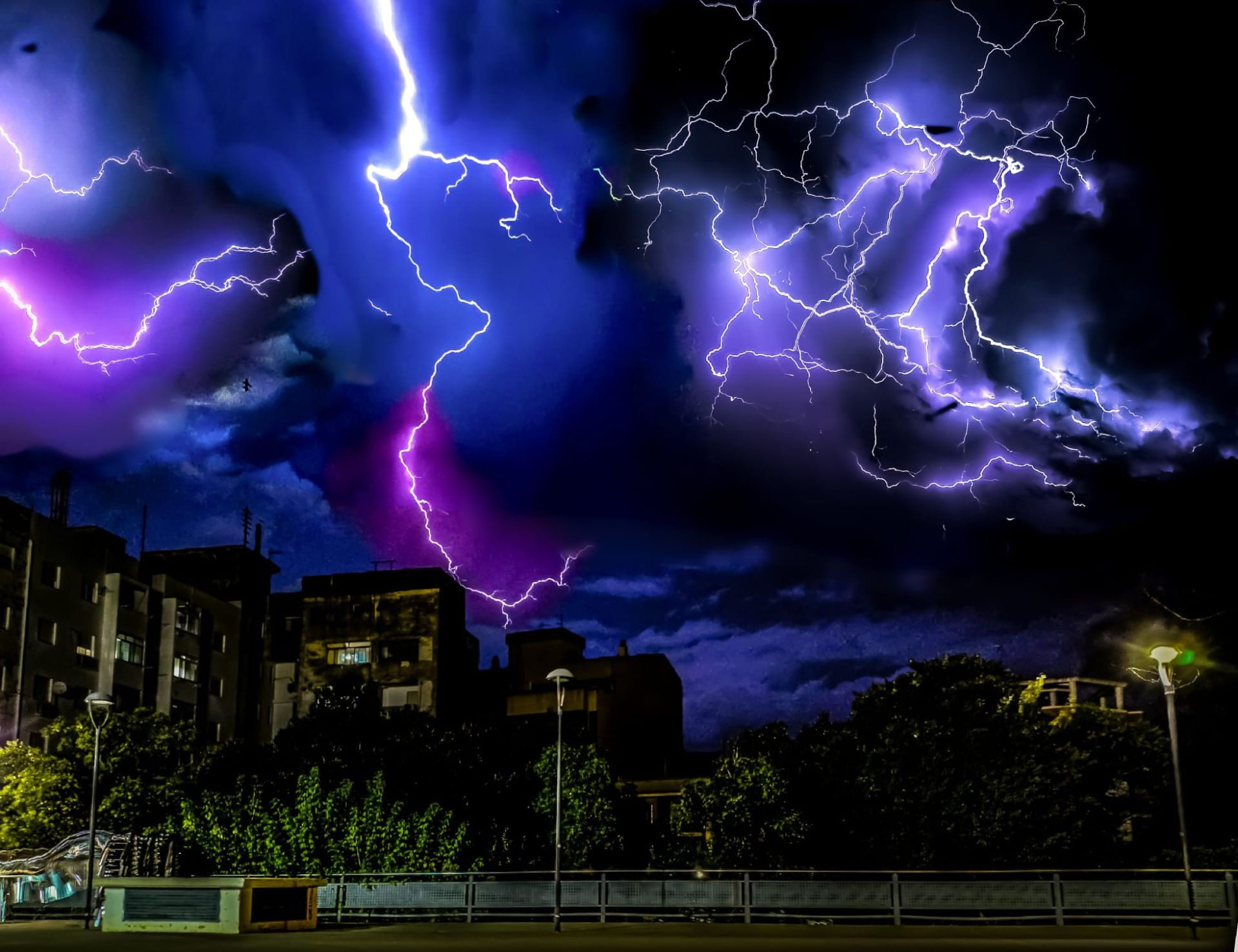 Espectaculares imágenes de la tormenta eléctrica en Valencia