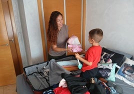Keanu y su madre Fátima deshacen la maleta tras sus vacaciones en Almería.