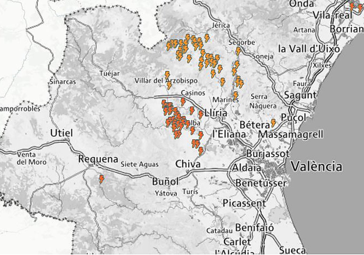 Imagen principal - Mapa de la GVA con los rayos caídos la tarde del 28 de agosto.