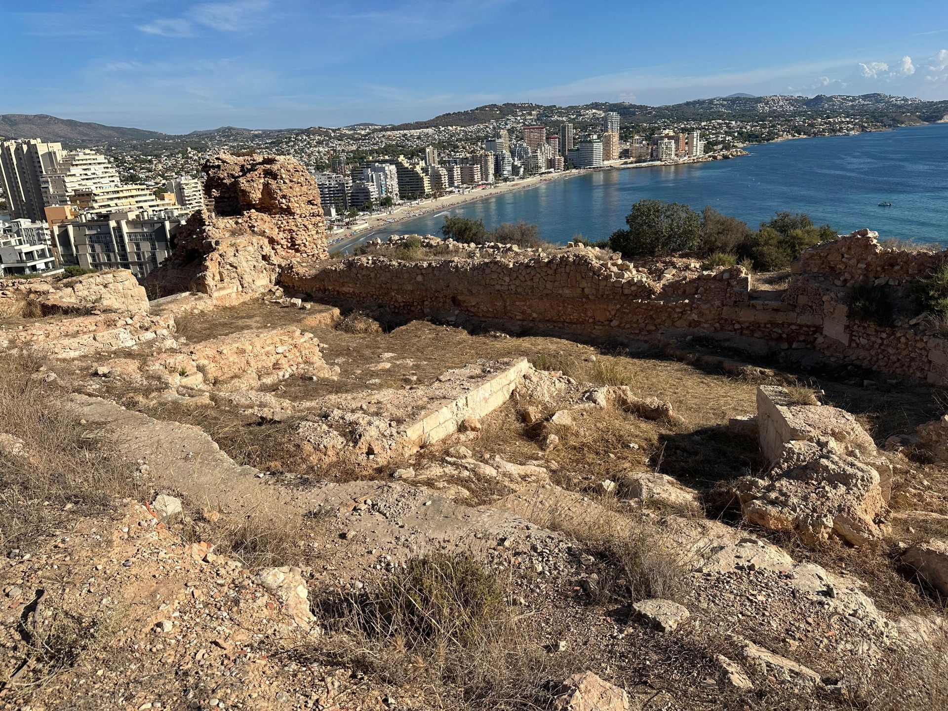 Restos de las edificaciones halladas en las excavaciones del yacimiento medieval.