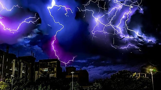 Una fuerte tormenta eléctrica sacude el interior de Valencia
