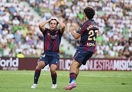 Carlos Álvarez se lamenta tras el larguero.