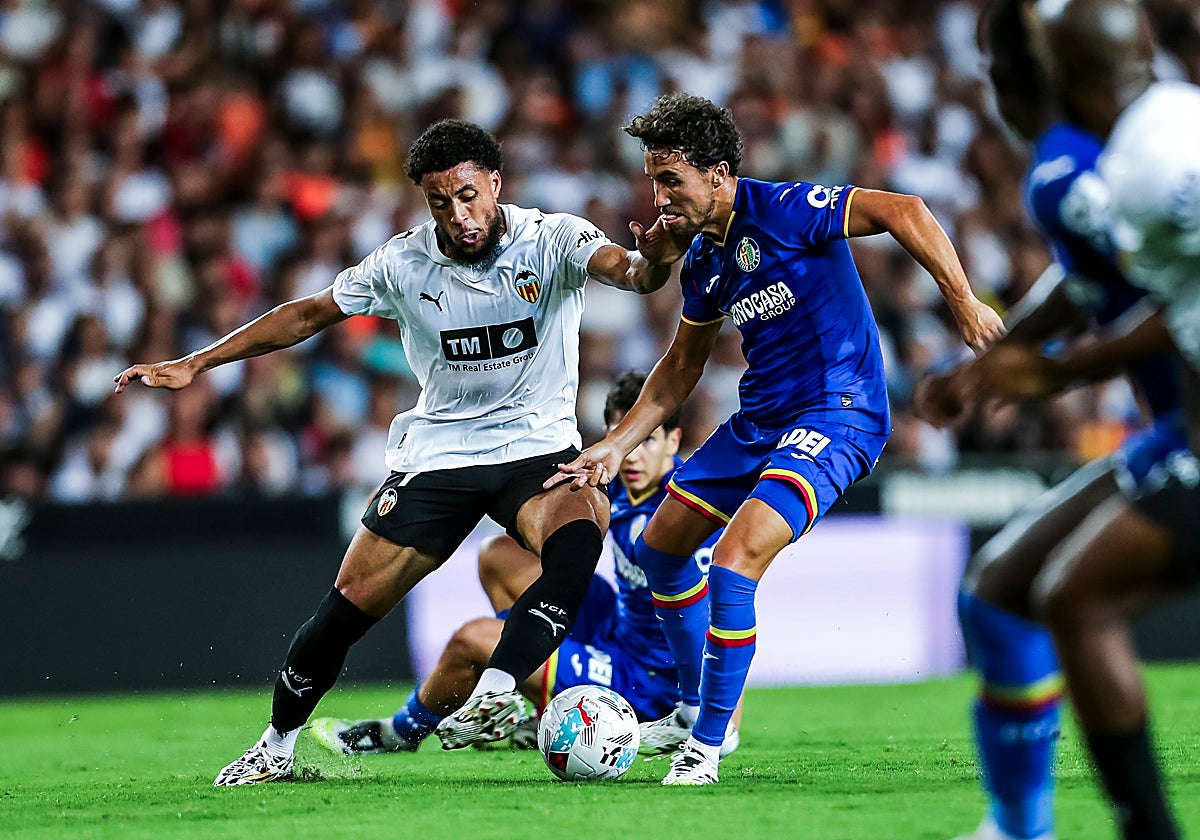 Arnaut Danjuma, durante una acción del partido ante el Getafe.