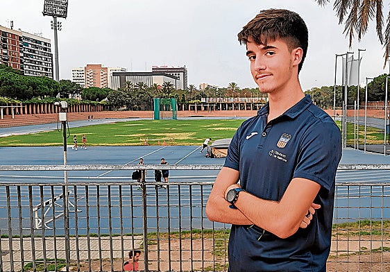 Joan querol posa durante una entrevista a Las Provincias.