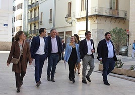 Jorge Rodríguez, entre Natàlia Enguix y David García, acuden a Les Corts a tramitar su ILP.