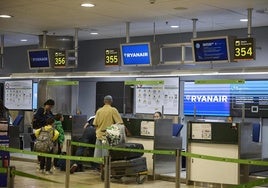 Polémica norma de Ryanair: la prima que ofrecerá a sus empleados que cacen maletas con dimensiones excedidas