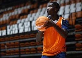 Omari Moore lanzando a canasta en su primer entrenamiento con el Valencia Basket.