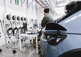 Operarios trabajan en la fabricación de cargadores para vehículos eléctricos.