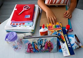 Preparativos de una familia valenciana para el inicio del curso escolar.