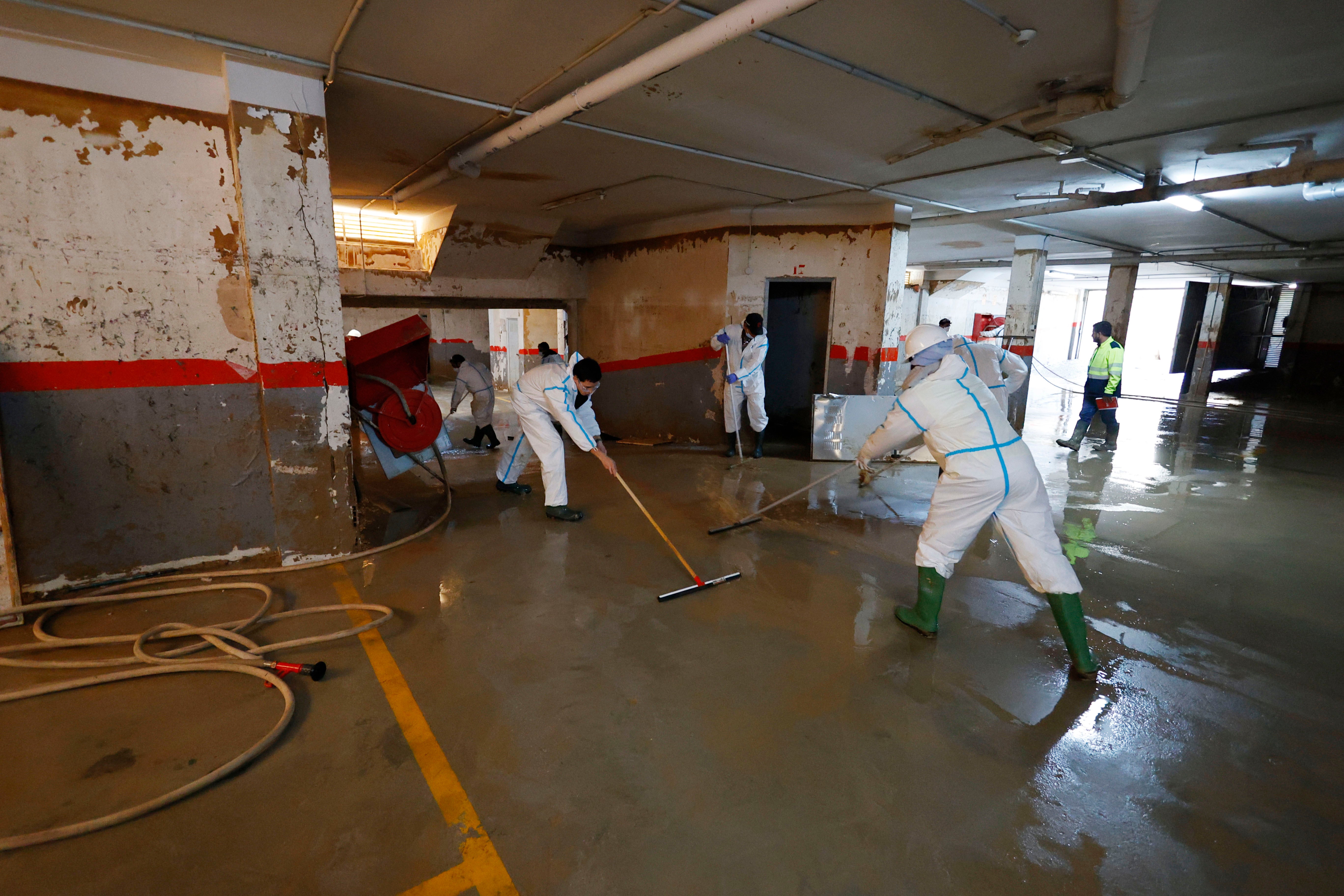 Limpieza de un garaje tras la dana.