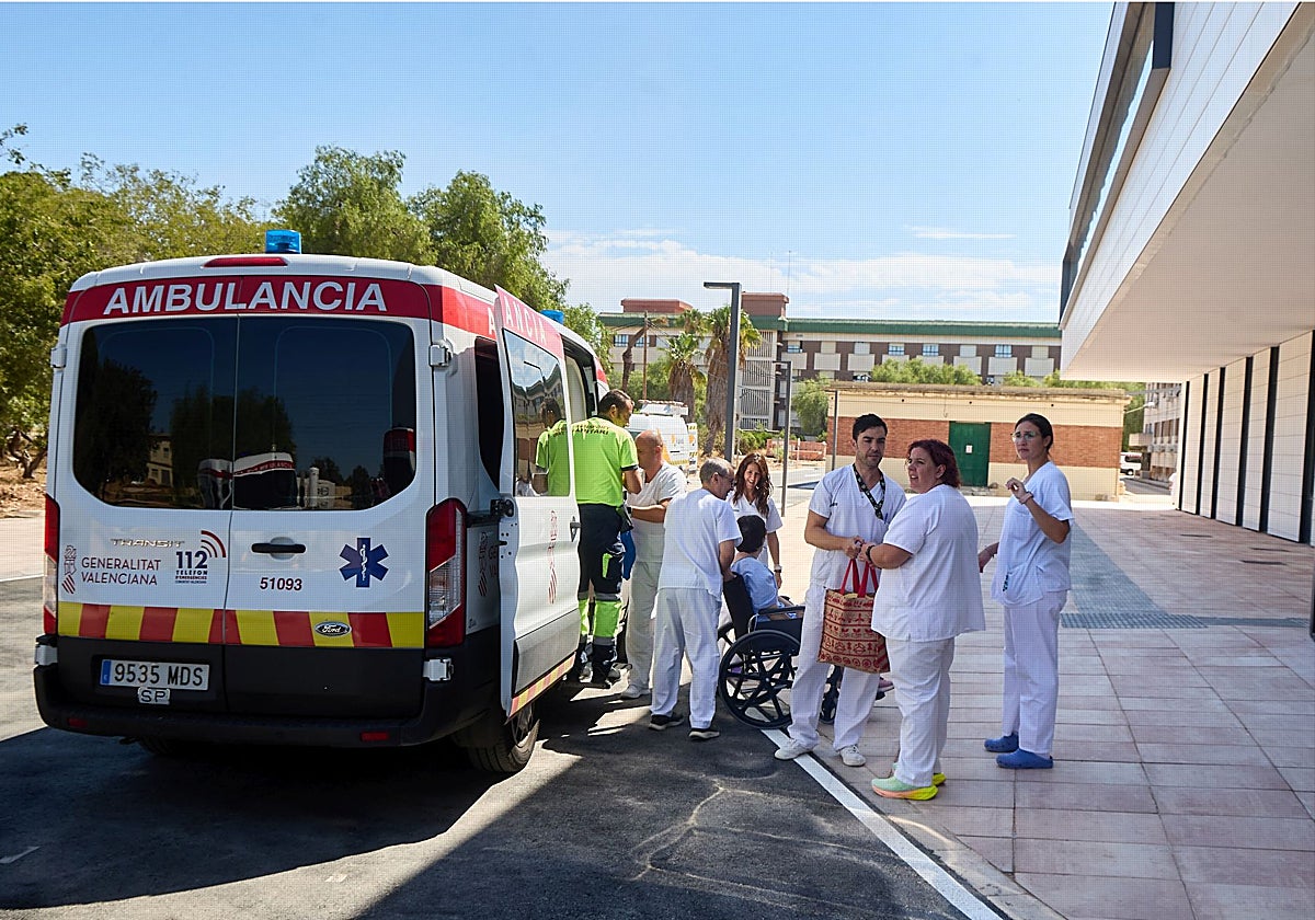 Un paciente llega al hospital Militar de Mislata.