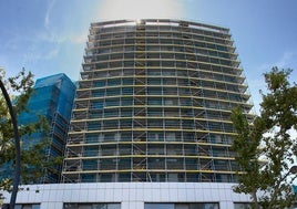 Los andamios cubren ya por completo una de las torres incendiadas del edificio de Campanar.