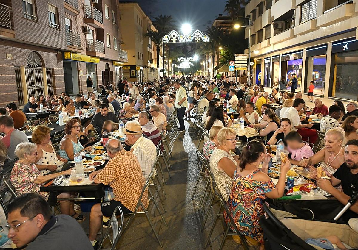 El 'sopar popular faixat' contó con más de 2.500 asistentes.