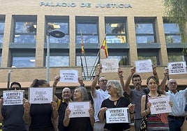 Asociación de víctimas frente al juzgado de Catarroja.