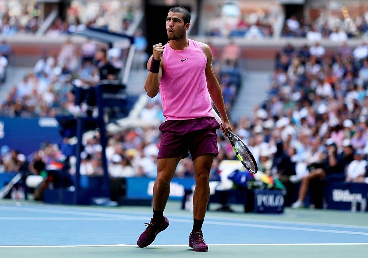 Alcaraz celebra un pùnto contra Rinderknech en los octavos de final del US Open.