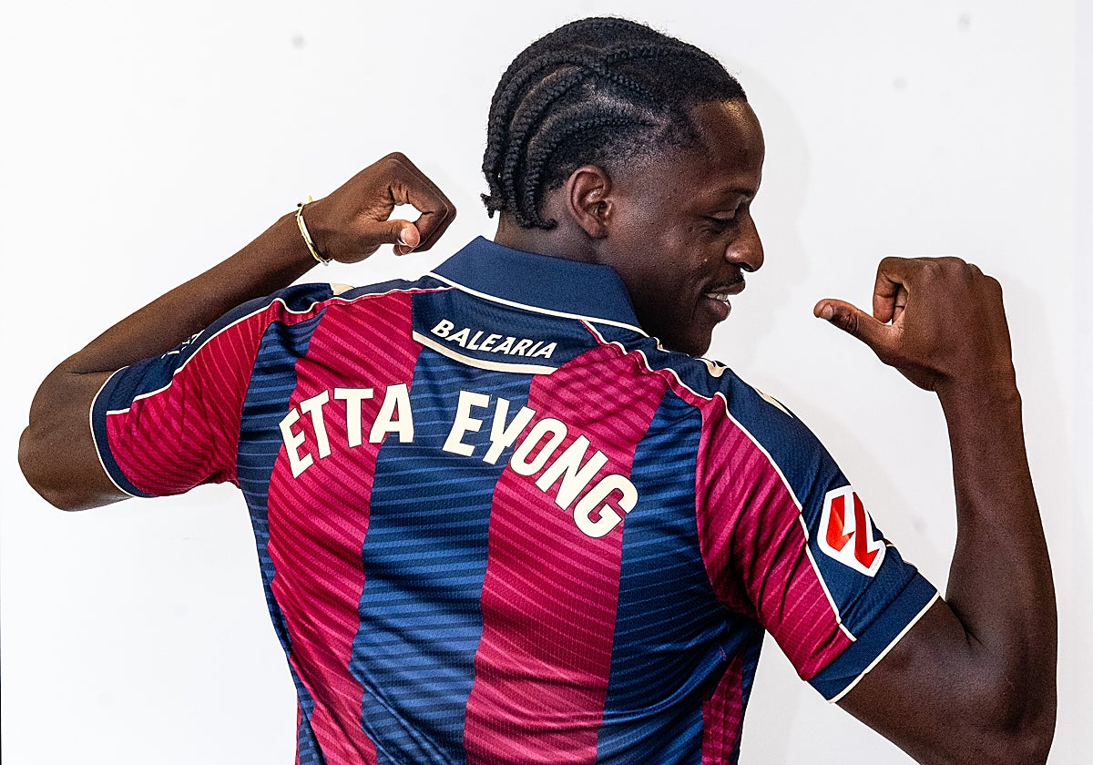 Etta Eyong, posando con la camiseta del Levante.