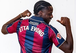 Etta Eyong, posando con la camiseta del Levante.