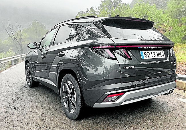 La zaga recibe retoques aunque mantiene los pilotos partidos y la banda de led que recorre todo el portón.