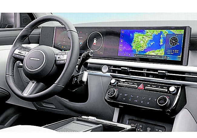 El interior cuenta con dos unidades digitales de 12,3 pulgadas para la instrumentación y la pantalla central.