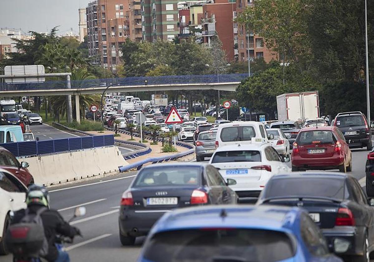 Atascos en las entradas y salidas de Valencia, en una imagen de archivo.