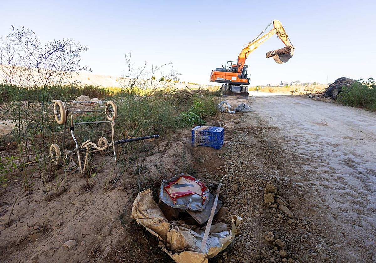 Una de las excavadoras empleadas en la limpieza del nuevo cauce, este lunes.