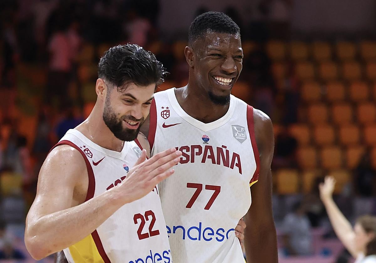Santi Yusta y Yankuba SIma celebran la victoria ante Chipre.