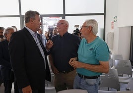 El conseller Martínez Mus, con los alcaldes de Paiporta y Picanya antes de la reunión.