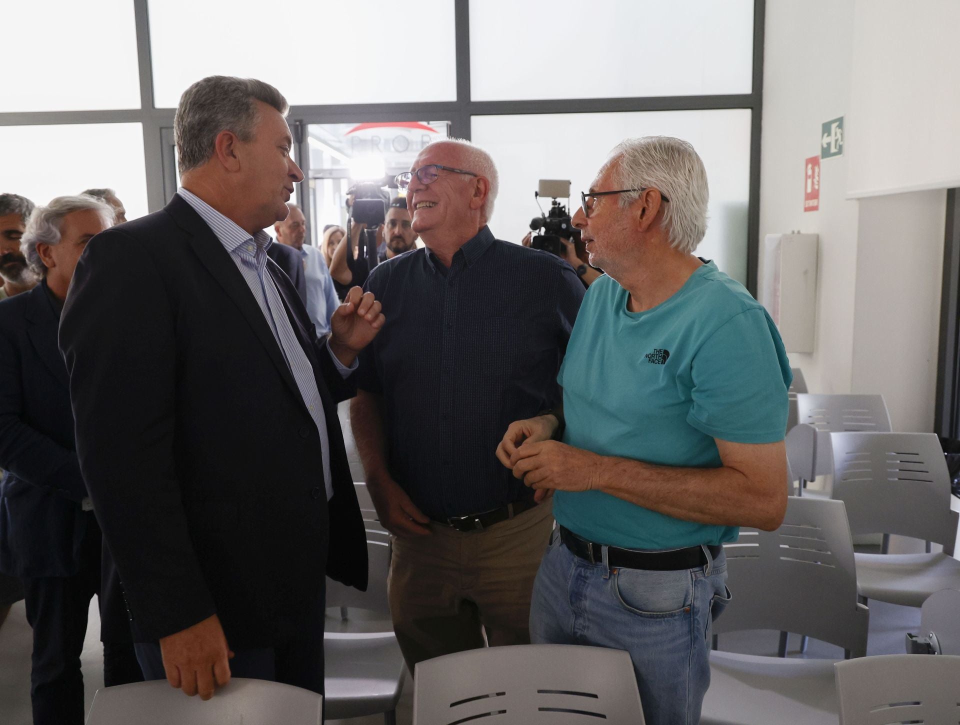 El conseller Martínez Mus, con los alcaldes de Paiporta y Picanya antes de la reunión.