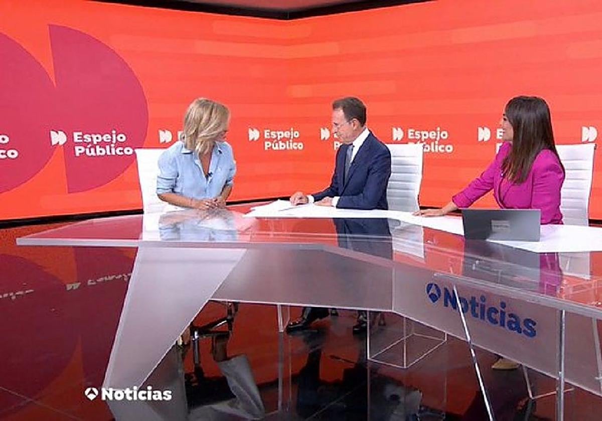 Susanna Griso, con Matías Prats y Mónica Carrillo, en 'Antena 3 Noticias Fin de Semana'.