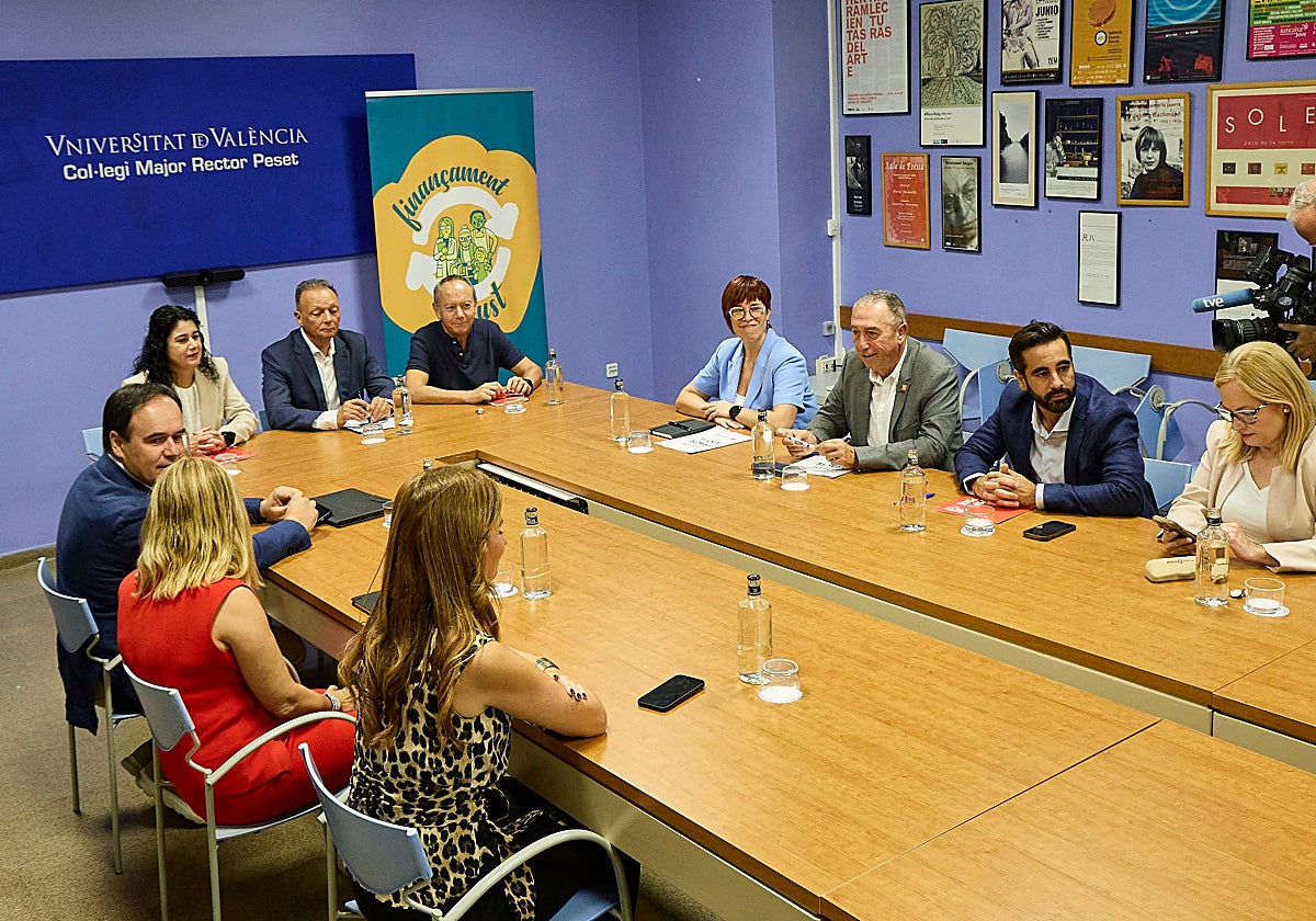 Reunión de la Plataforma pel Finançament Just hace ahora un año.