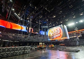 Los operarios del Roig Arena preparan el montaje para el primer evento de su historia.