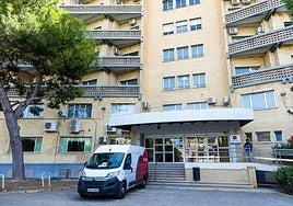 Entrada al antiguo edificio, con el cartel de la Unidad de cáncer de mama.