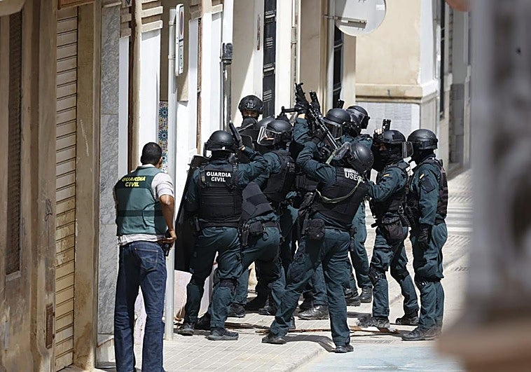 Guardias civil y policías en el lugar del suceso.