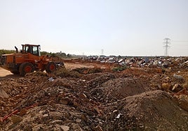 Escombros y restos de la dana en un solar de Paiporta.