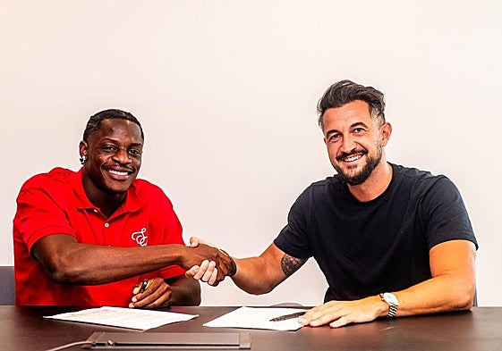 Héctor Rodas, junto a Etta Eyong.