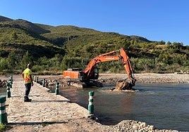 Tareas de limpieza en la playa fluvial de Bugarra.