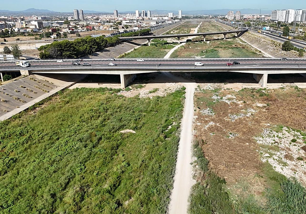 Imagen principal - Trabajos municipales en el cauce del río, a vista de dron.