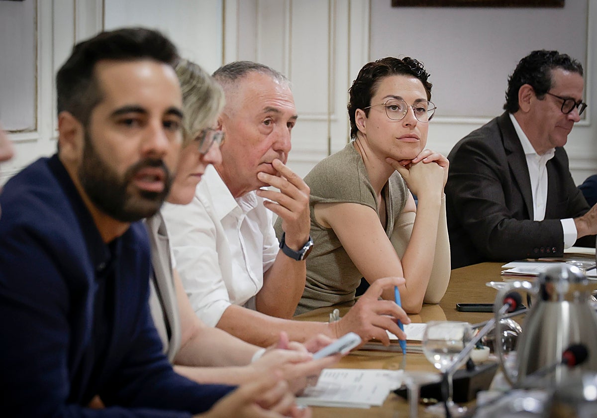 Aitana Mas, junto a Joan Baldoví, en una junta de portavoces de Les Corts.