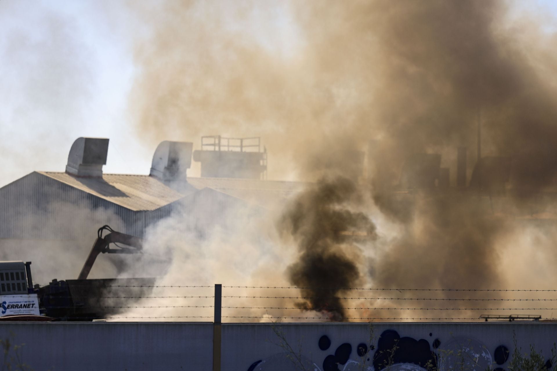 Incendio en un desguace de Quart de Poblet
