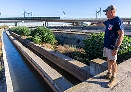 Un vecino de la zona afectada señala el canal cegado, a la derecha de la imagen.