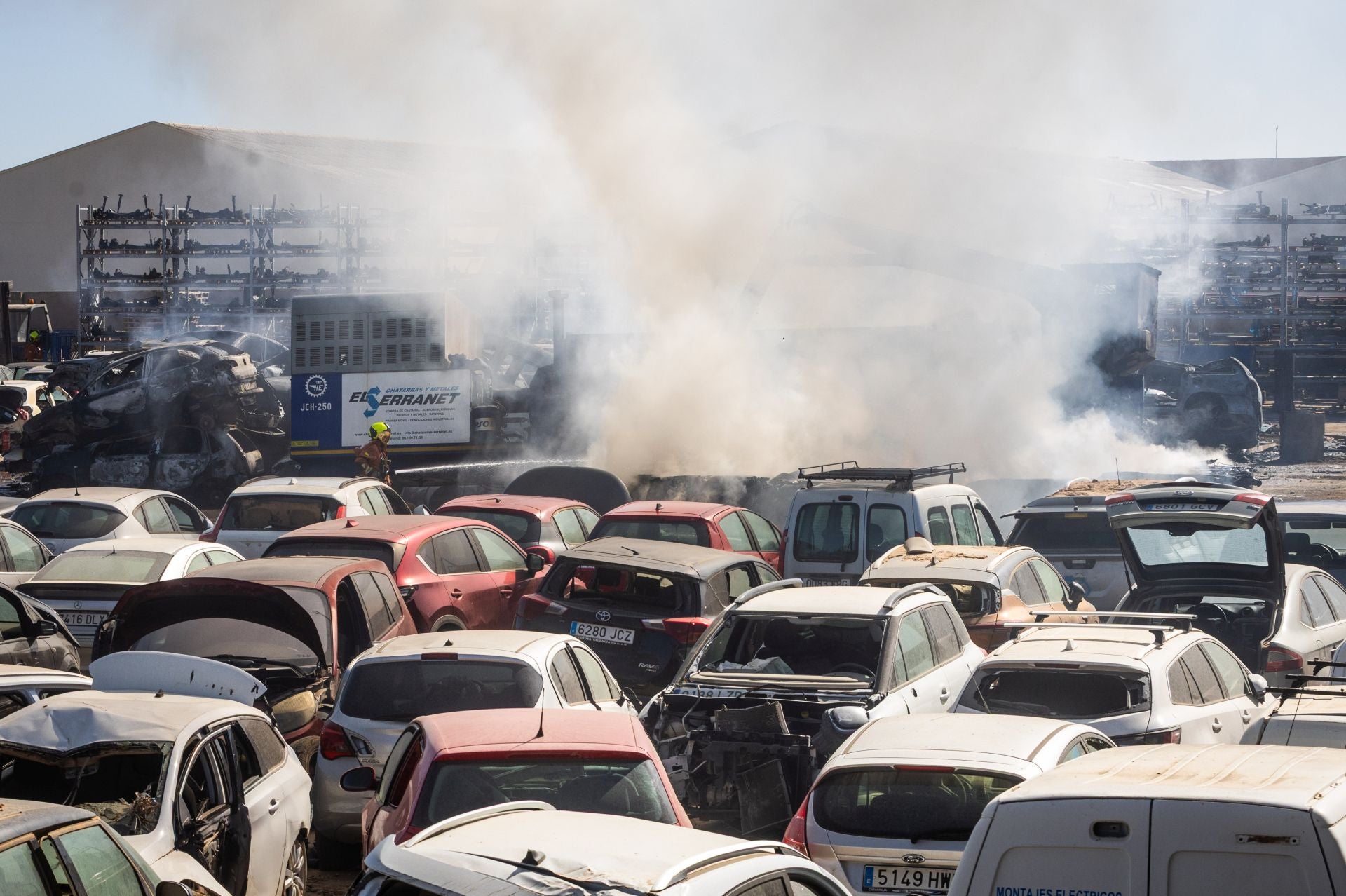 Incendio en un desguace de Quart de Poblet