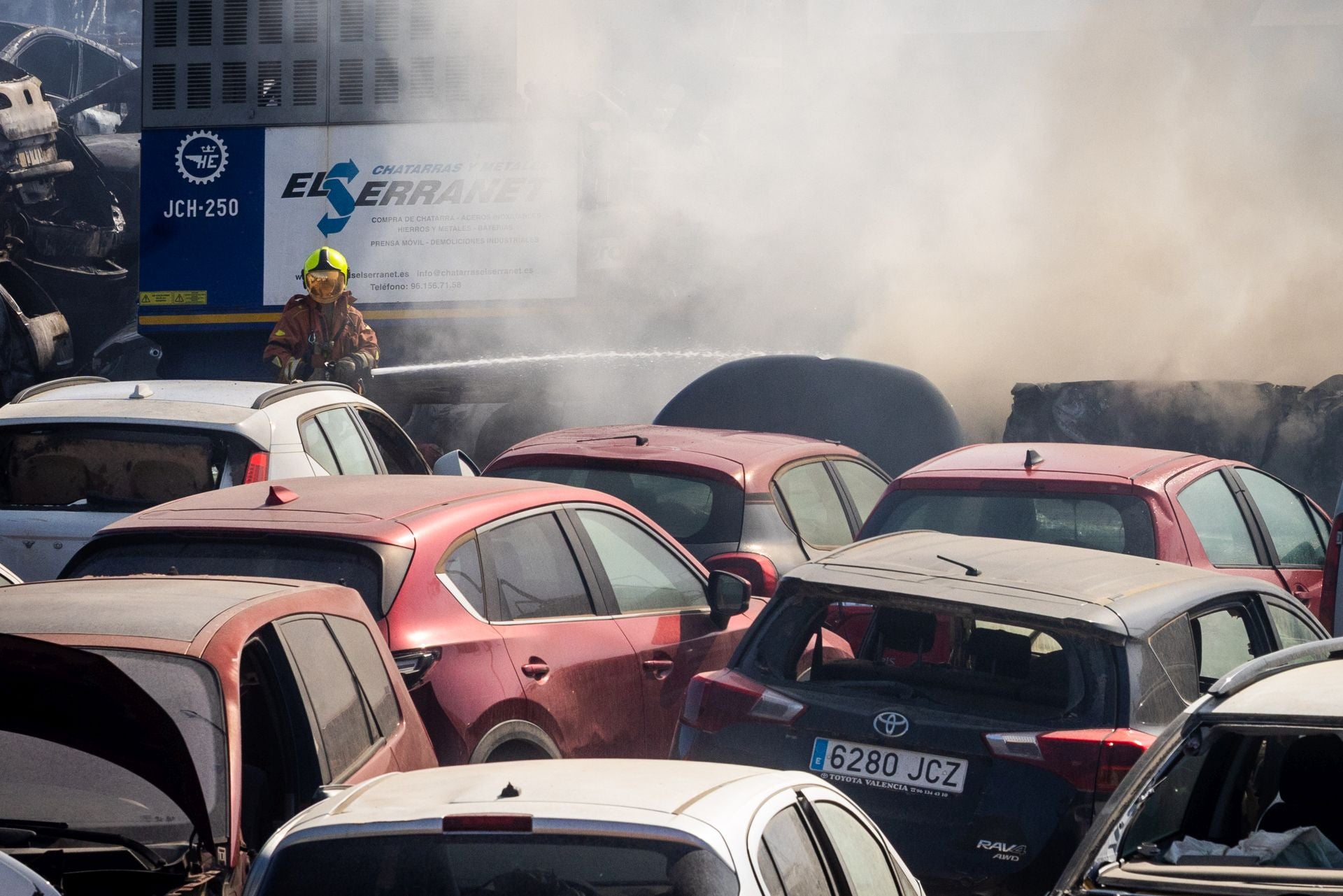 Incendio en un desguace de Quart de Poblet