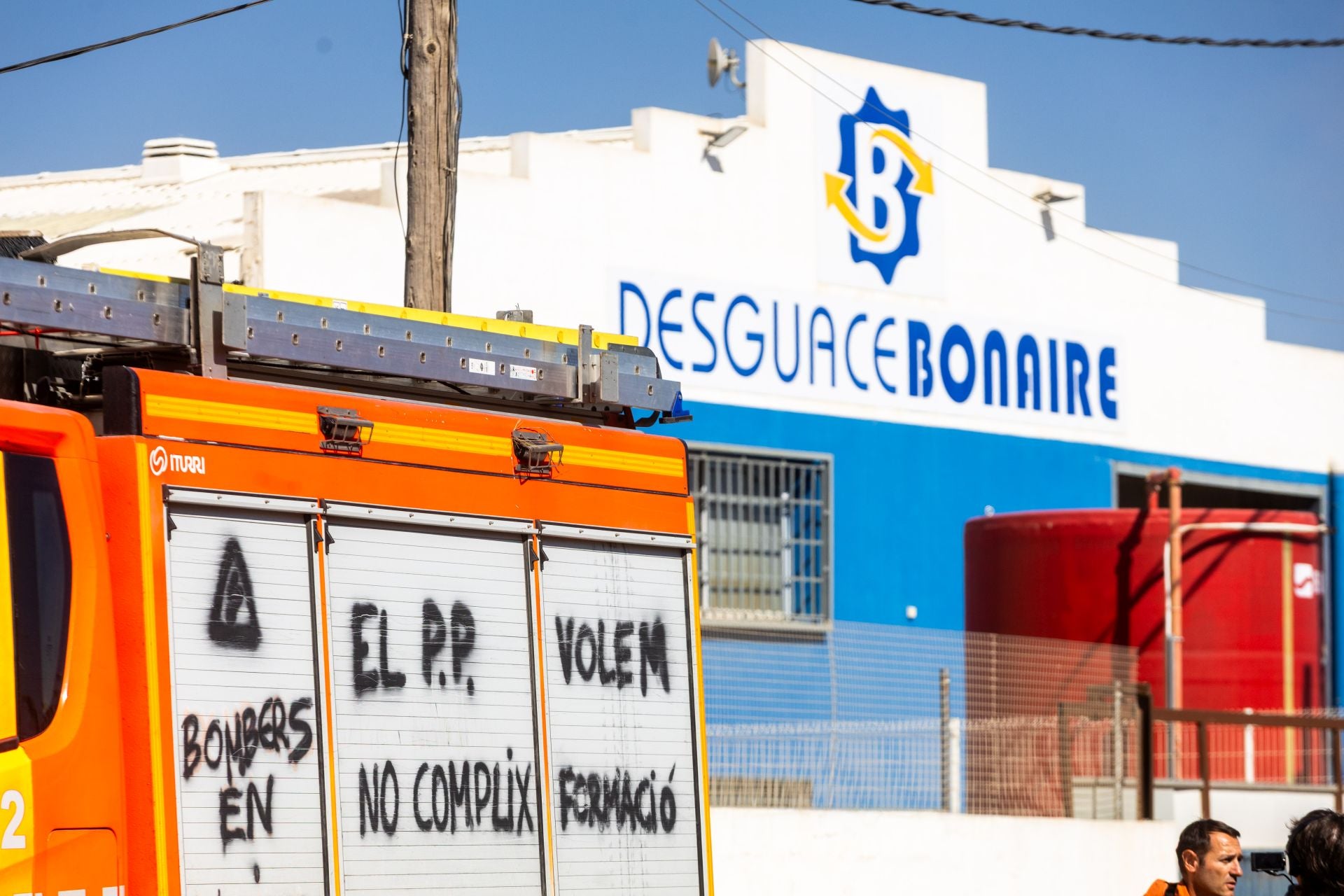 Incendio en un desguace de Quart de Poblet