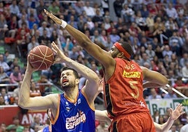 Vitor Faverani, de azul, durante un partido con el Valencia Basket.
