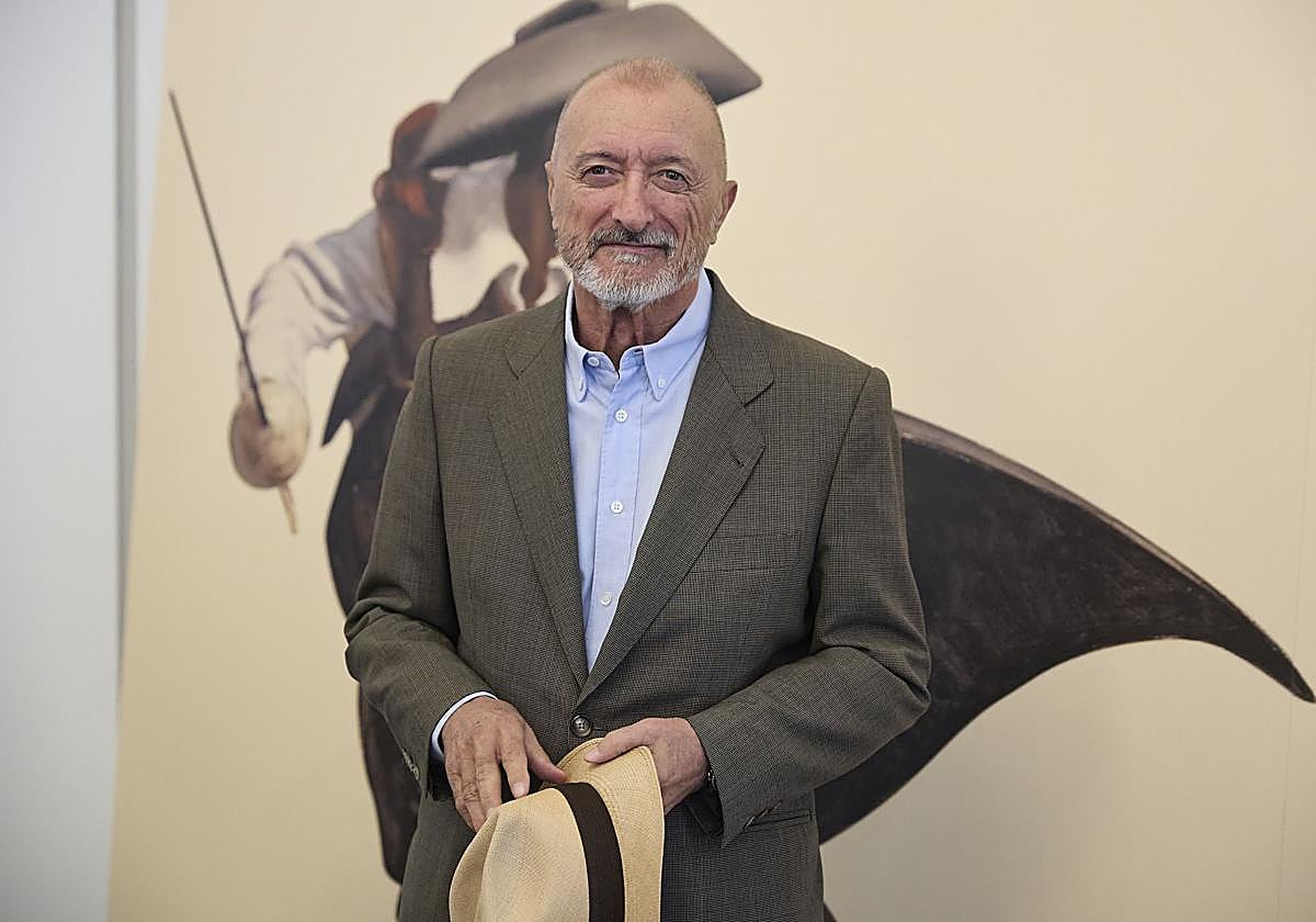 El autor Arturo Pérez-Reverte presenta en un desayuno de prensa su nueva novela 'Misión en París',