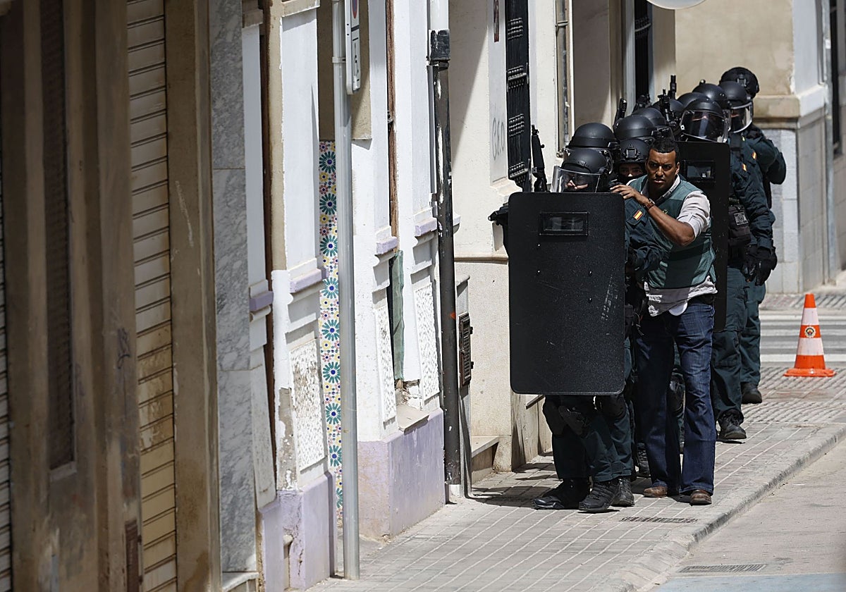 Agentes de la Usecic de la Guardia Civil se disponen a entrar en la vivienda tras quince horas de tensión.