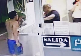 El joven violento discute con el empleado del aparcamiento.